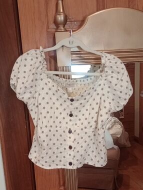 Monteau White Top with Gray Polka Dots and Puff Sleeves